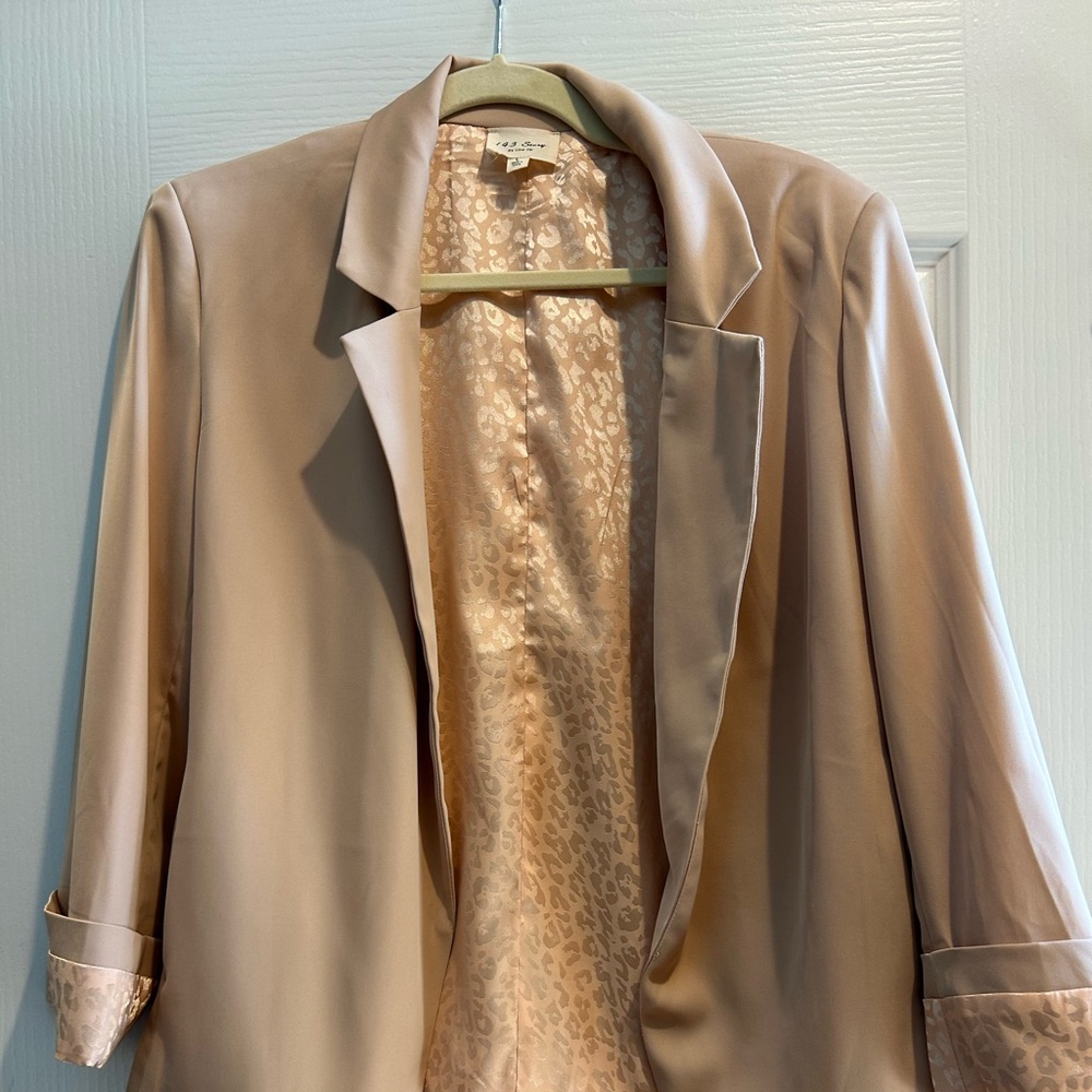 1.4.3. Story by Line Champagne Patterned Blazer